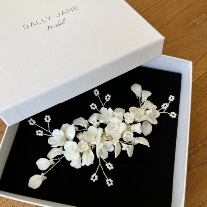 bruidshaaraccessoire met keramische witte bloemen