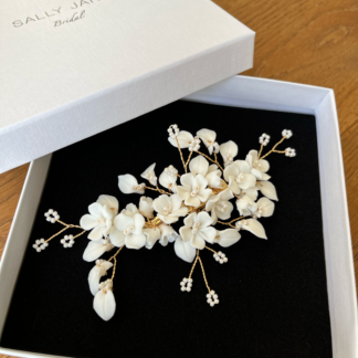 bruidshaaraccessoire met keramische witte bloemen